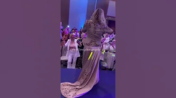 ياسمين عماري تغني و ترقص في حفل 