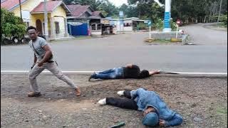 TIGA BEG4L TEW4S DI PINGGIR JALAN OLEH MANUSIA MISTERIUS 