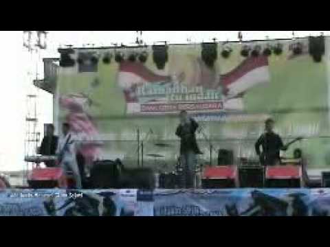 Adellweis - Mencari Cinta Sejati (Live) Adellweis - Mencari Cinta Sejati (Live)
