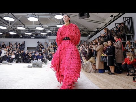 Video: London Fashion Week: 7 Av De Mest Slående Showerna