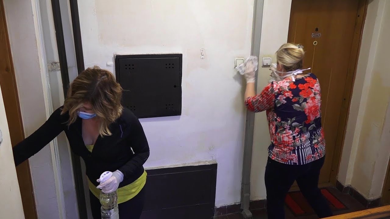 Stanarke samoinicijativno čiste zgradu u naselju Banovci Dunav