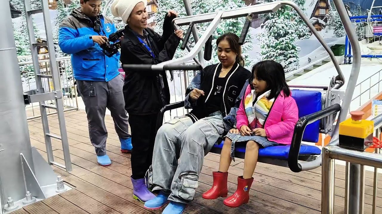 NIken Salindry Main Salju Bersama Nisa Salindry - Vlog Khanisa Salindry 7#