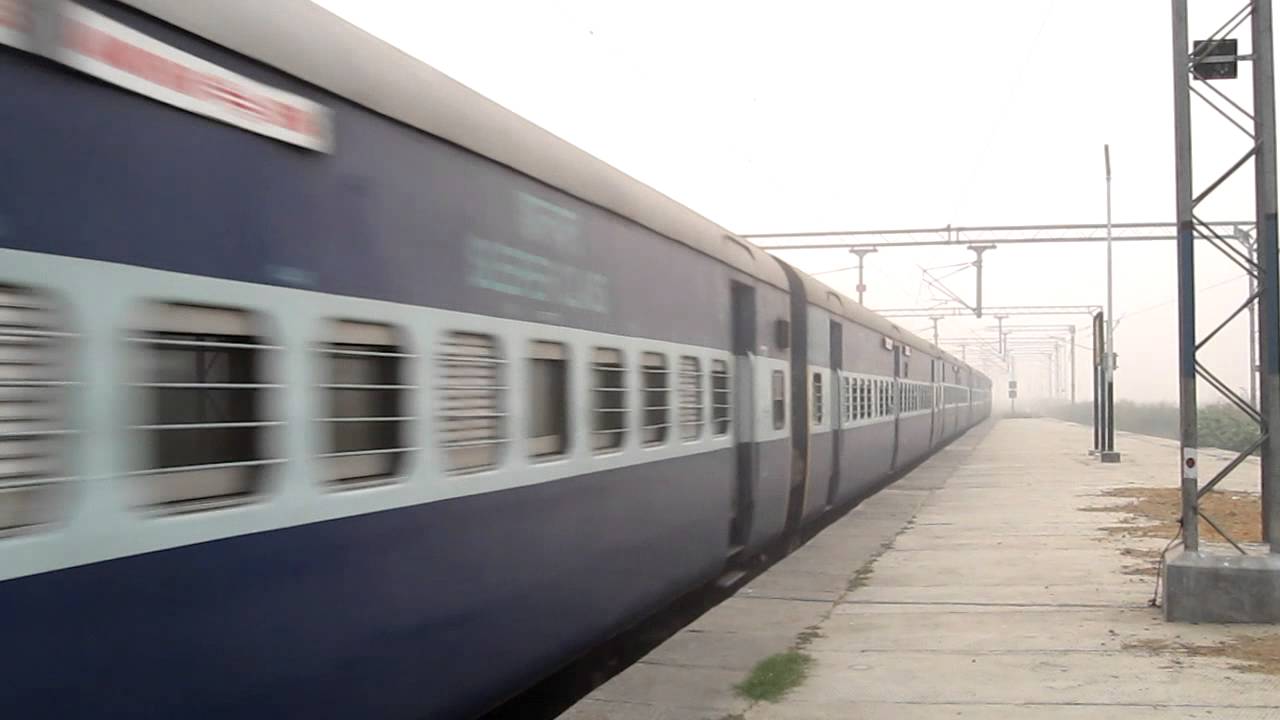 WAP5 Rewa Express rushes past the 3rd Line of Chola at MPS!!