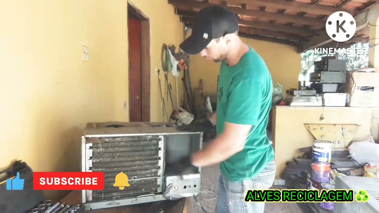sucata de ar-condicionado separando material retirando cobre, alumínio