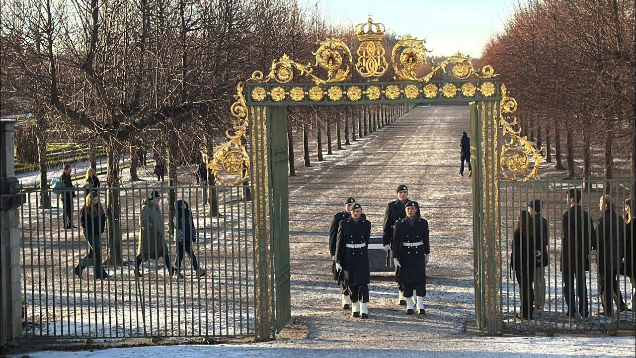 2025-12-26 fredag  Drottningholms Slott vaktavlösning Livgardet-Livgardet 