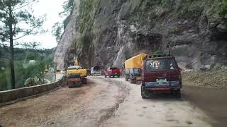 mag ingat mga biyahero delikado  parin ang mga bato sa taas Mount Data Cliff Bauko Mountain Province