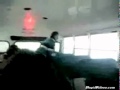 Chica vuela en autobusavi