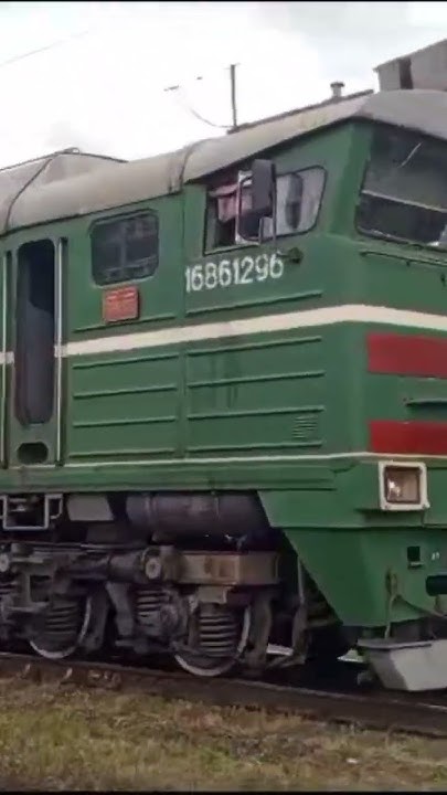 Зеленый 2тэ116 с грузовым составом на станции Березовый #краснодар # ...