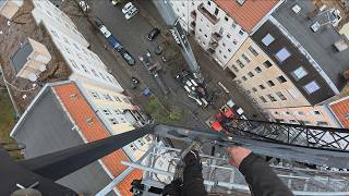 Stromlose Montage eines AK310 Turmdrehkranes | Gegenausleger 1 &amp; 2
