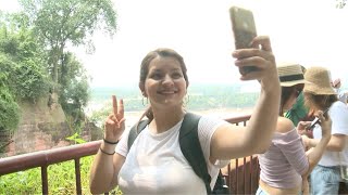 First tour group of foreigners visits Leshan Giant Buddha after COVID 19