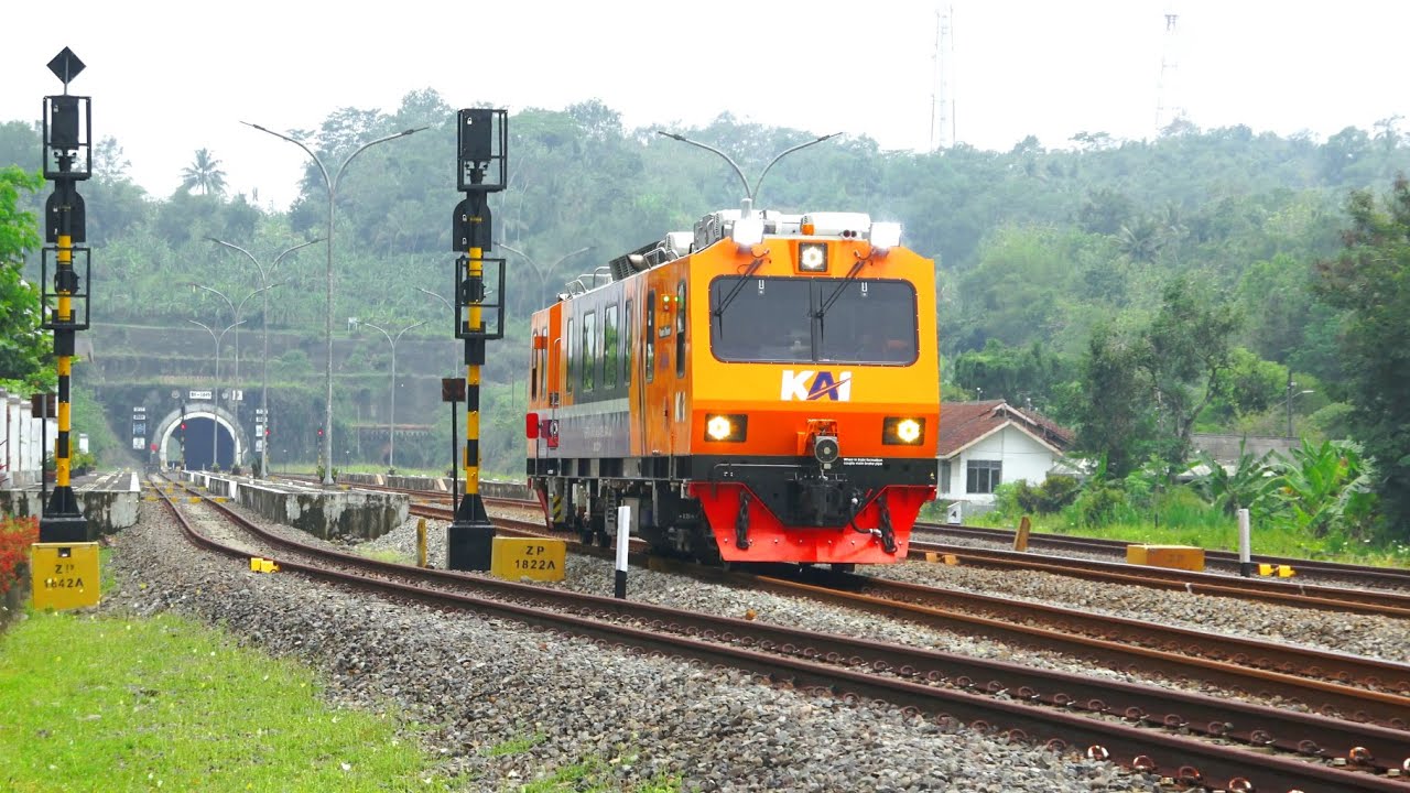 KERETA API PENDEK‼️ MENEMUKAN 11 KERETA API PENDEK DI TEROWONGAN DAN JEMBATAN