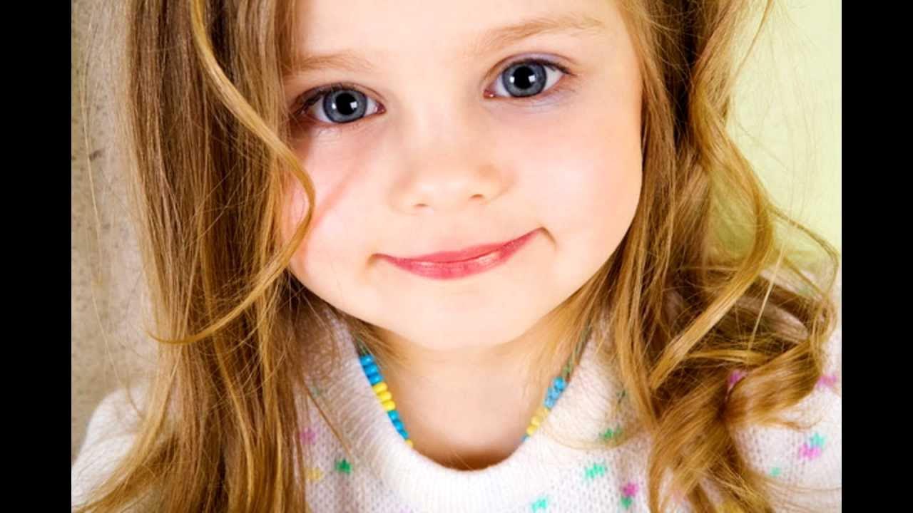 Кудрявый мальчик с голубыми глазами. Ребенок с каштановыми волосами. Девочка с голубыми глазами 10 лет. Годовалый ребенок. Кудрявая девочка.