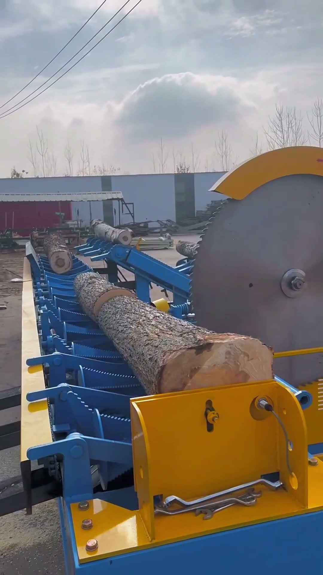 Log cutting saw- Good tools and machinery make work easy