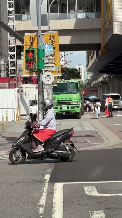 [閒聊] 工地卡車佔用人行道