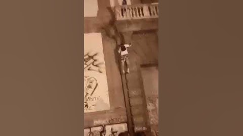Movida choc a Napoli, si arrampica sul portone dell'Orientale e precipita