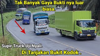 Supir Truck Uji Nyali Salip Menyalip Di Tanjakan Bukit Kodok.Truk Terguling Trailer Trailer Menanjak