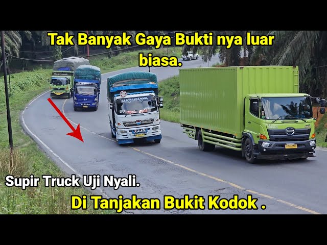 Supir Truck Uji Nyali Salip Menyalip Di Tanjakan Bukit Kodok.Truk Terguling Trailer Trailer Menanjak class=
