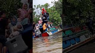 Detik detik tenggelamnya speed boat sei sembilang di sungai musi screenshot 5