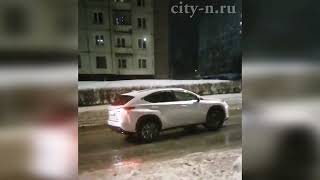 В Новоильинском районе Новокузнецка десятки автомобилей соскользнули с дороги