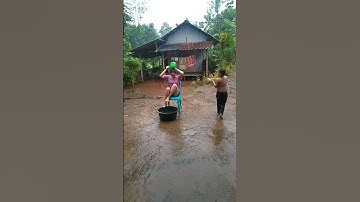 mandi hujan