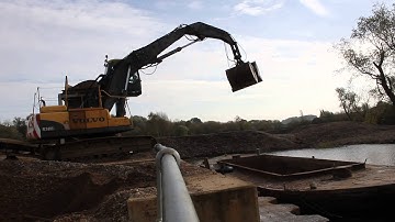 C40H Kinshofer Re-handling Clamshell Bucket in Action / Umschlag- und Industriegreifer