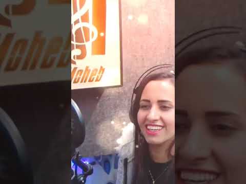 واثق فيه مستنيه عايش له