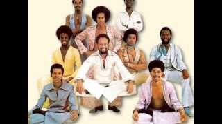 Watch Earth Wind  Fire Round And Round video