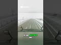 Cuidado! Carro fora da estrada em nevasca um aviso perigoso!