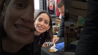 Probando salsas en el mercado de motores.