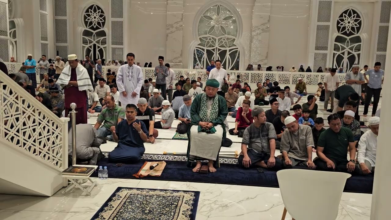 MASJID AT THOHIR, SHOLAT ISYA IMAM UST AKANZI RAMADHON MALAM 11 & BERBAGI MINYAK AL HIKMAH ABAH SUKA