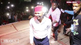 Kicheche Awaacha Hoi Watu Wa Uvira Alivyo Wachezesha Muziki Wa Diamond