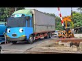 Super Sibuk Di Jpl Palang Pintu Kereta Pasir Muncang Truk Kontainer, Truk Molen, Mirip Frank Tayo