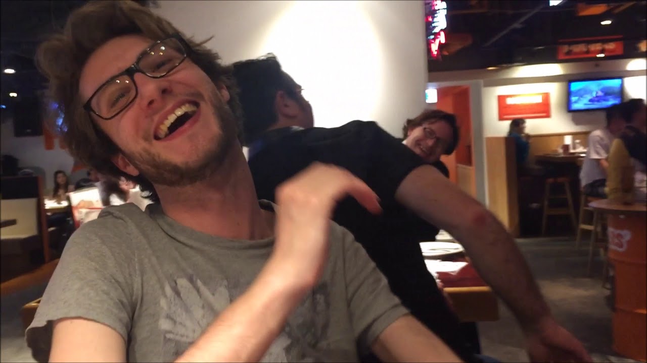 Hooter's: Japanese Hooter's Girls Dance