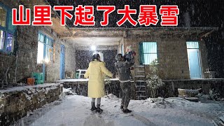 凌晨山里下起了大暴雪李俊小琴开心的像个孩子好多年没见到这么大的雪了