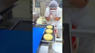 Daily work at a Chinese mooncake factory#Shorts #Mooncake #China #Chinesefood #Satisfying