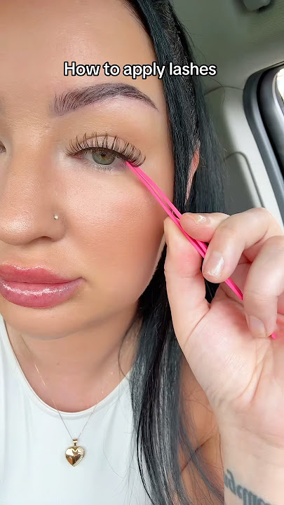 HOW TO EASILY APPLY STRIP LASHES IN SECONDS 💖 #lashtutorial #shorts