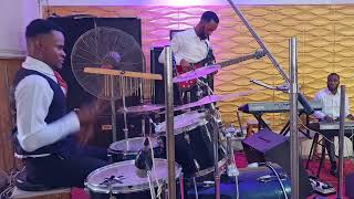 NIGERIAN MAKOSSA  the instrumentalist came prepared @emmyB10  @LFCAWKA @thextreme_ 🔥💯