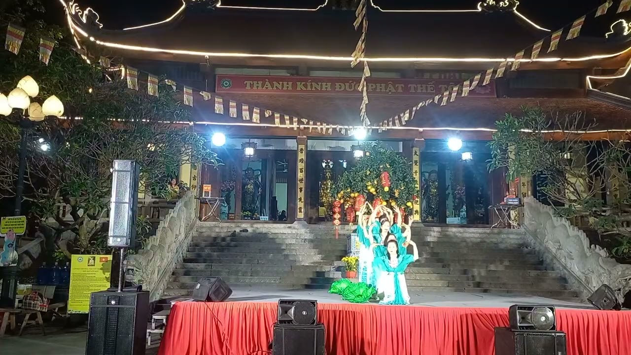 Múa liên hoa kính Phật có ánh sang cam lồ sàn diễn công chúng xem