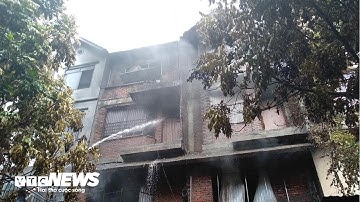 Hiện trường cháy xưởng SX sofa lan sang 2 nhà dân, 4 người thoát chết ở Hà Nội