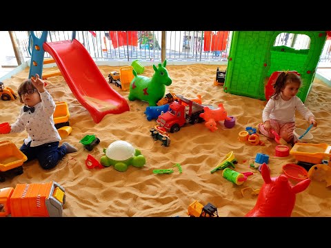 Fatih Selim ve Ela kum park'ında kum oyuncak'larıyla oyun alanında eğlenceli oyunlar oynuyorlar