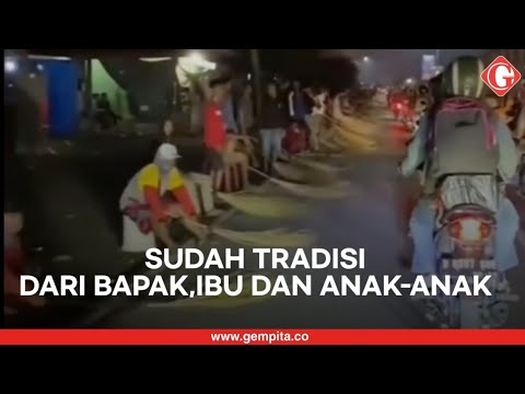 Momen Warga Bawa Sapu Lidi Berebut Uang yang Dilemparkan Pemudik saat Melintas