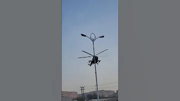 مروحية توزع بالونات وهدايا اثناء صلاة العيد بمدينة سيئون حضرموت 