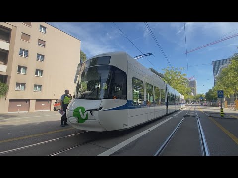 Zürich ZH: Tram erfasst E-Trottinett