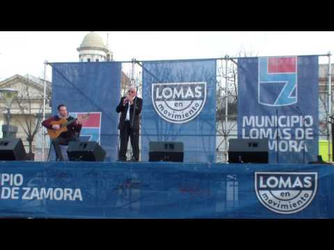 Héctor Dante cantando Ventanita de arrabal en la plaza de Lomas