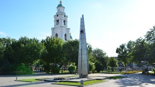 Раздвоенный обелиск у Вечного огня на могиле 25 солдат, 11 из которых безымянные, в центре Астрахани