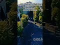 РФпублікують кадри ударів FPV по площі Свободи в Херсоні🇺🇦 На кадрах ураження авто 3травня 2025 року