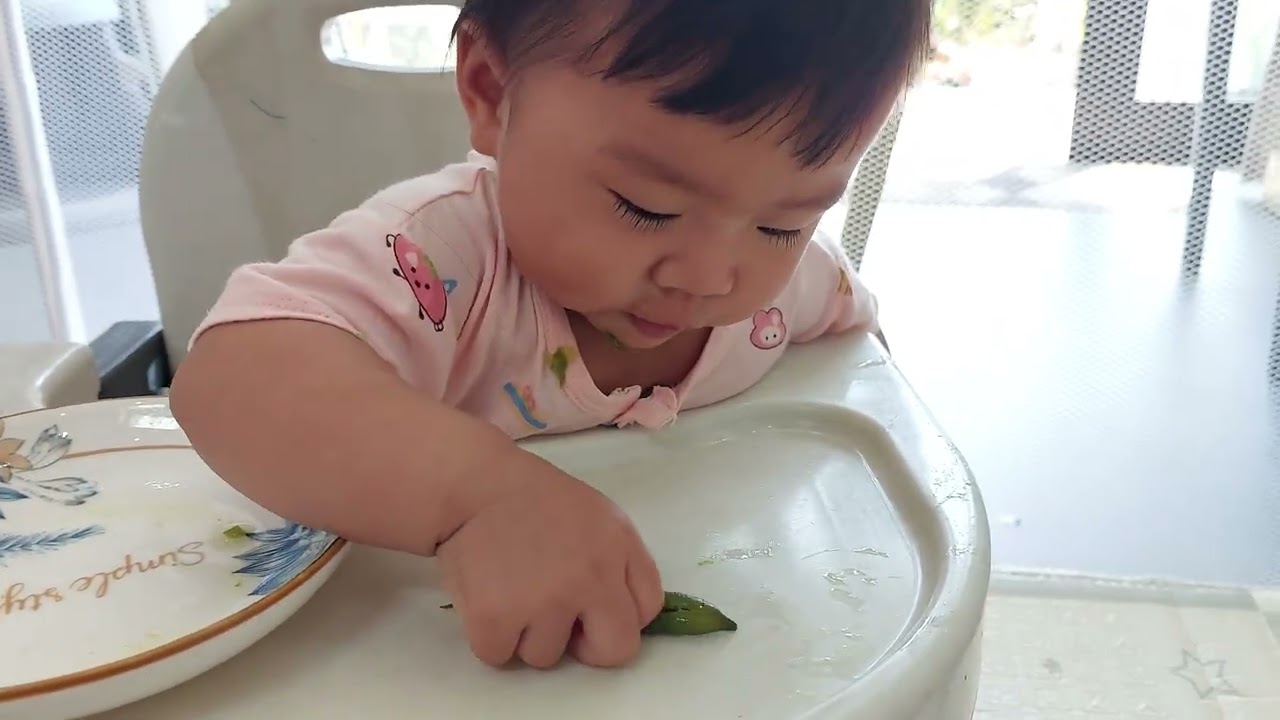 Baby eat lunch and listen to music.  bữa trưa của em bé 6.5th. Bé ăn trưa và nghe nhạc thư giãn.