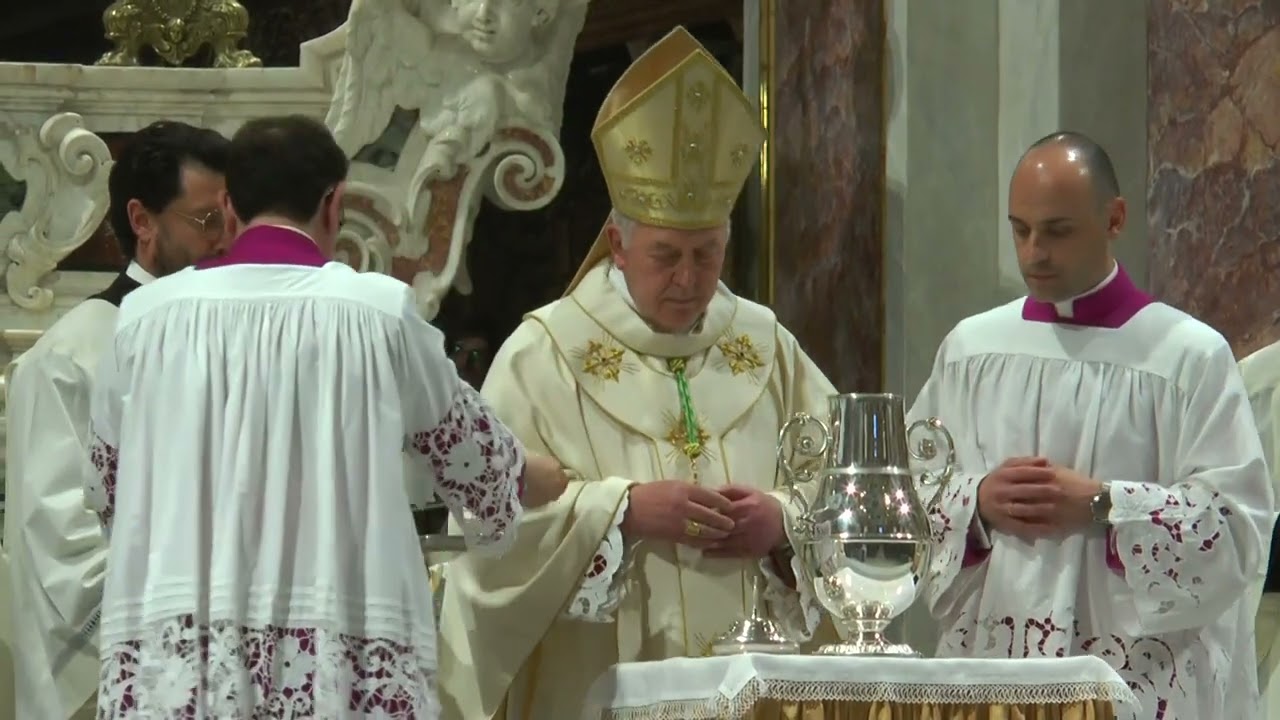 Messa del Crisma presieduta da Mons. Salvatore Ligorio nella Cattedrale di Matera