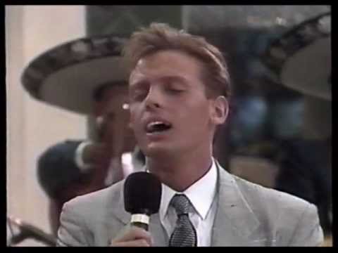 Luis Miguel - Volver, volver - show veronica castro 89