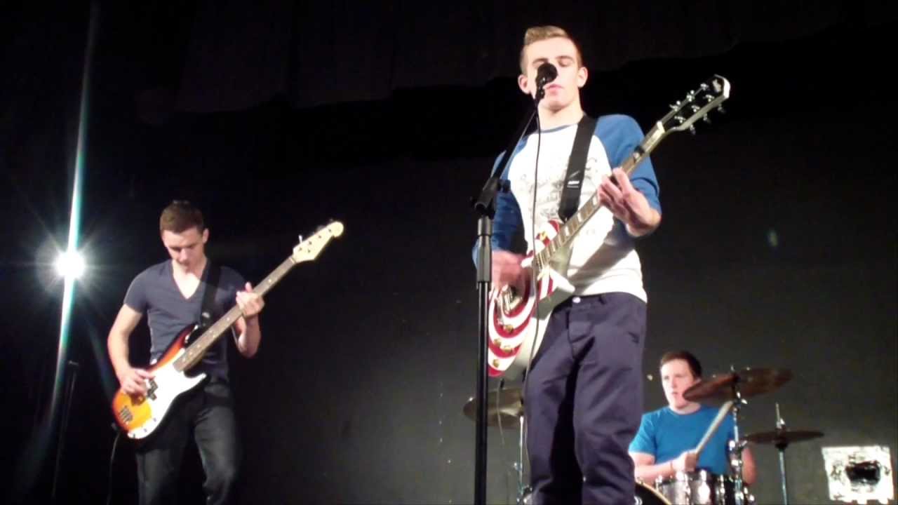 Pwy Ydw I? | Official Music Video | Elfen